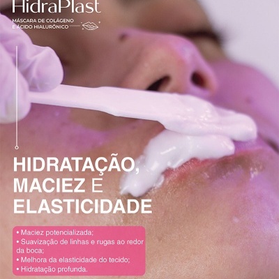 Máscara facial HidraPlast aplicada com espátula no rosto de pessoa