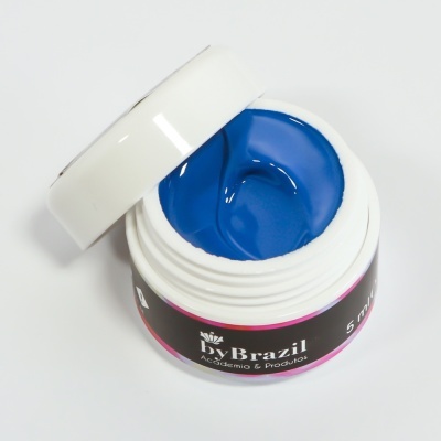 Pote branco aberto com gel azul, etiqueta preta e rosa, fundo branco