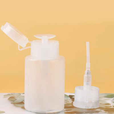 Frasco dispensador transparente com tampa aberta e bico aplicador ao lado