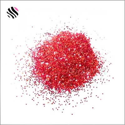 Glitter vermelho em pó sobre fundo branco com logotipo colorido