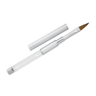 Pincel com cabo transparente e tampa prateada num fundo branco
