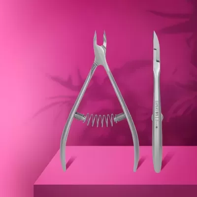 Instrumentos metálicos para manicure sobre fundo rosa