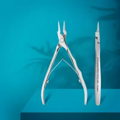 Conjunto de alicate e pinça de aço inoxidável prateado sobre fundo azul