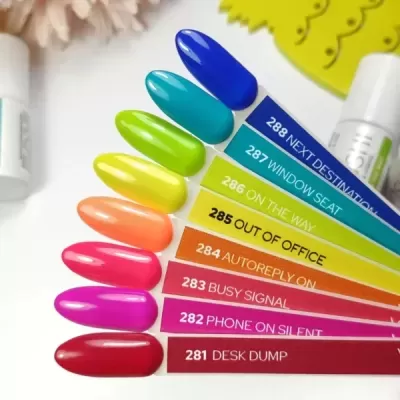 Mostruário de vernizes de unhas em várias cores com etiquetas numeradas e frases em inglês