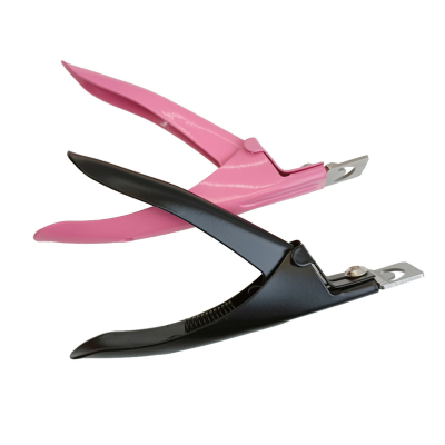 Dois corta-unhas com cabo de plástico rosa e preto sobre fundo branco