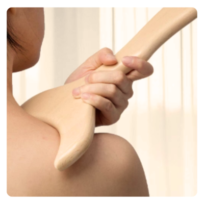 Ferramenta de madeira para massagem nas costas com fundo de cortinas claras