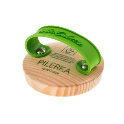 Ferramenta para esfoliação corporal com base de madeira e punho verde