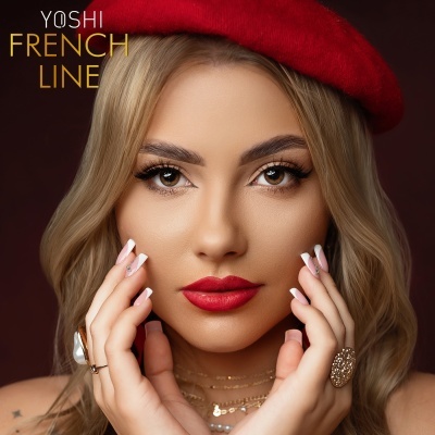 Mulher loira com boina vermelha e batom vermelho