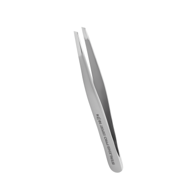 Pinça de sobrancelhas em metal prateado com texto gravado