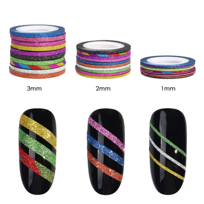 Rolos de fita adesiva brilhante em vários tamanhos e unhas pretas decoradas com as fitas.