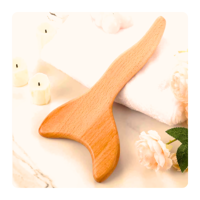 Raspador de madeira cor natural junto a toalha branca e flores