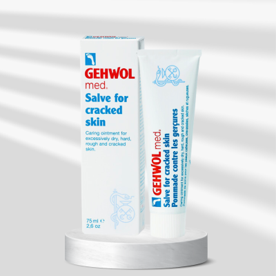 Tubo e caixa de GEHWOL med. Salve para pele rachada em fundo branco