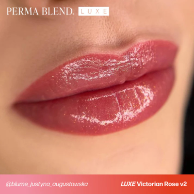 Lábios com batom gloss rosa brilhante e texto PERMA BLEND LUXE e LUXE Victorian Rose v2