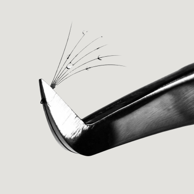 Pinça metálica segurando pestanas postiços pretos