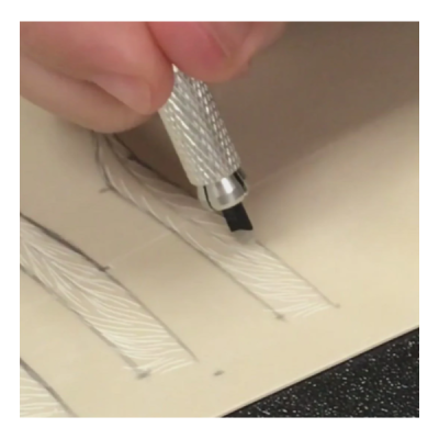 Ferramenta metálica a cortar papel grosso creme em formas retangulares