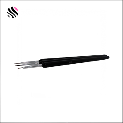 Três pincéis finos com cabo preto e ferragem metálica