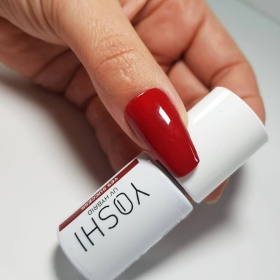 Frasco de verniz de unhas branco YOSHI com unha vermelha