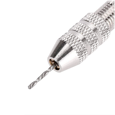 Micro furadeira manual metálica prateada com broca pequena