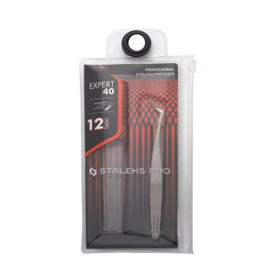 Pinças para pestanas Staleks Pro Expert 40 em embalagem plástica transparente com suporte preto e detalhes vermelhos