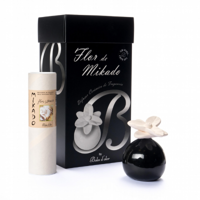 Conjunto de aromatizador de ambiente com embalagem e flor decorativa branca