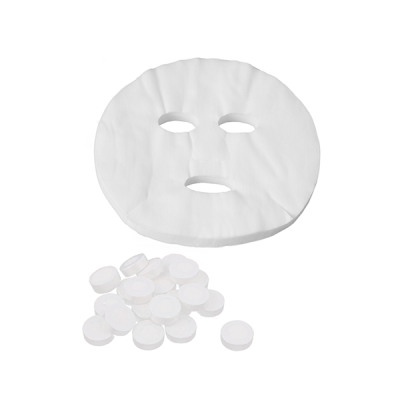 Máscara facial branca com recortes para olhos e boca e comprimidos brancos redondos