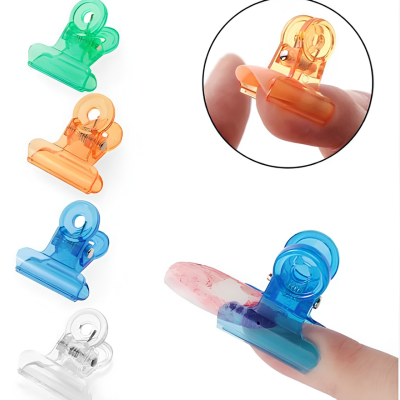 Conjunto de molas de plástico coloridas seguradas por uma mão