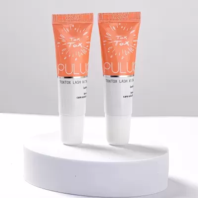 Dois tubos de cosmético PULU ToxTox Lash Vita sobre suporte branco.