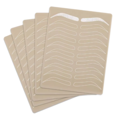 Placas bege com contornos brancos de sobrancelhas para treino