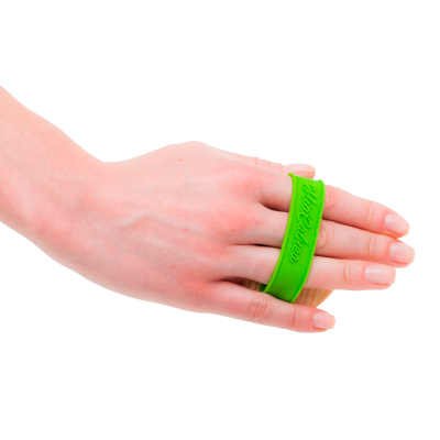 Mão com anel de silicone verde com escrita 'Eureka'