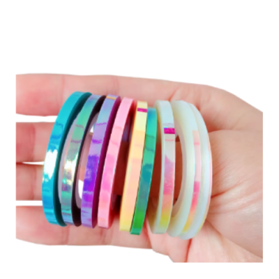 Pulseiras coloridas em mão sobre fundo branco