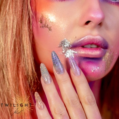 Unhas brilhantes com glitter e maquilhagem colorida brilhante no rosto