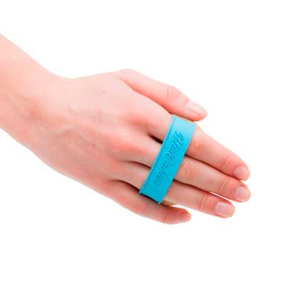 Anel azul flexível com texto 'Aquila' no dedo médio da mão