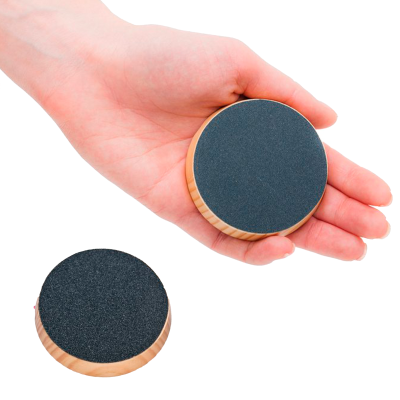 Discos redondos com superfície de lixa preta e bordas de madeira nas mãos e sobre fundo branco