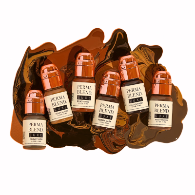 Frascos de PERMA BLEND LUXE com tampa cobre sobre líquido marrom