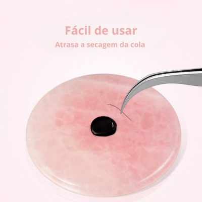 Disco rosa com gota preta e pinça metálica segurando fio fino, texto em português