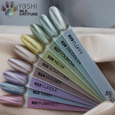 Amostras de unhas postiças metálicas com etiquetas numeradas e nomes, logotipo YOSHI SILK CATITUDE no canto superior esquerdo