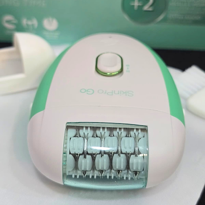 Aparelho eléctrico de depilação SkinPro Go branco e verde com múltiplas pinças