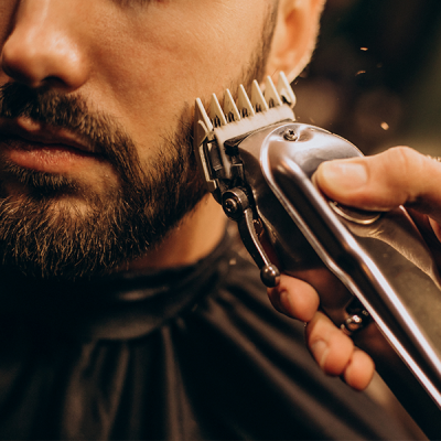 Aparelho elétrico a aparar barba de homem