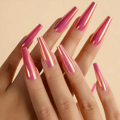 Unhas artificiais compridas espelhadas rosa e dourado nas mãos