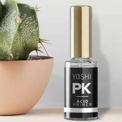 Frasco de primeiro ácido YOSHI PK ACID PRIMER ao lado de vaso com cacto