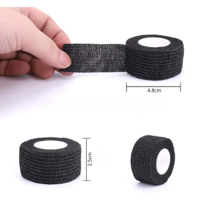 Bandagem adesiva preta com textura cruzada e medidas visíveis.