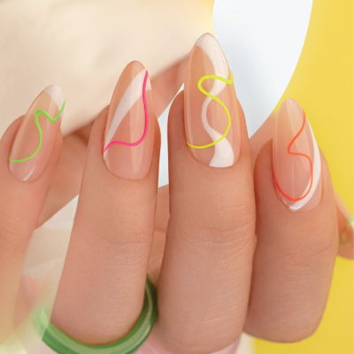 Unhas artificiais nude com linhas onduladas coloridas e anel verde
