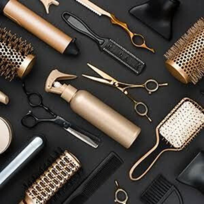 Conjunto de ferramentas de cabeleireiro douradas e pretas em fundo preto