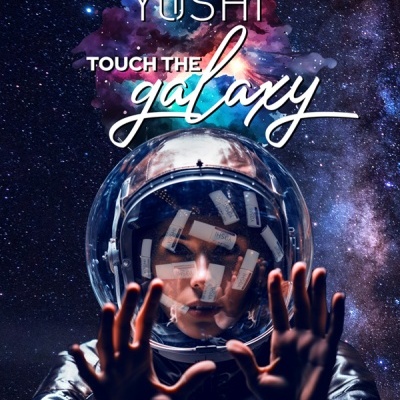 Astronauta com capacete transparente tocando o espaço estrelado com texto promocional