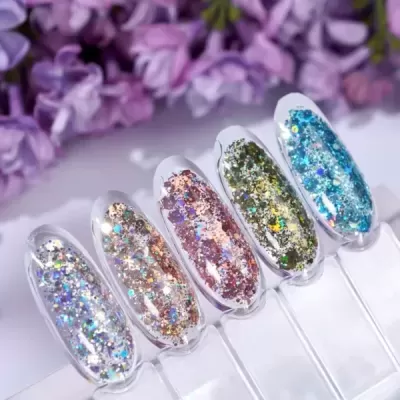 Cinco amostras de verniz de unhas com glitter colorido