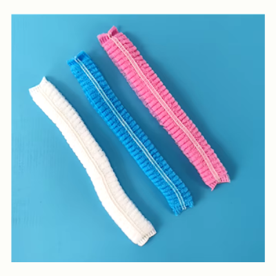 Três faixas elásticas pregueadas em branco, azul e rosa sobre fundo azul