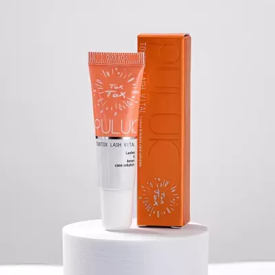 Tubo e caixa laranja e branco de produto cosmético PULUK Prototox Lash Vital
