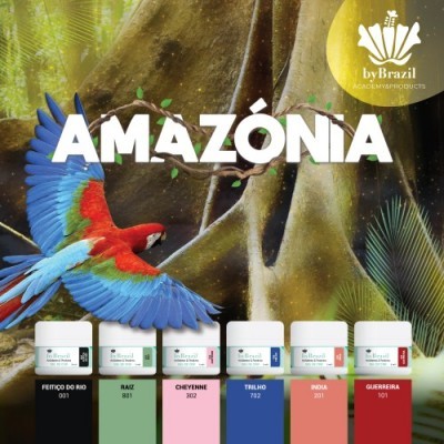Frascos de pigmentos coloridos da linha AMAZONIA da byBrazil, com papagaio em voo e fundo de floresta