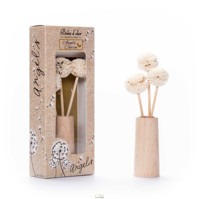 Conjunto de difusor aromático com flores em madeira clara na embalagem