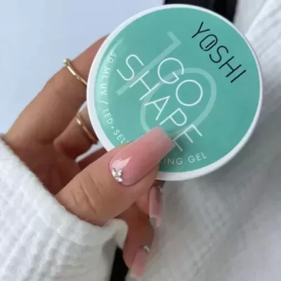 Frasco de gel de unhas YOSHI GO SHAPE azul clara segurado por mão feminina com unhas cor de rosa decoradas